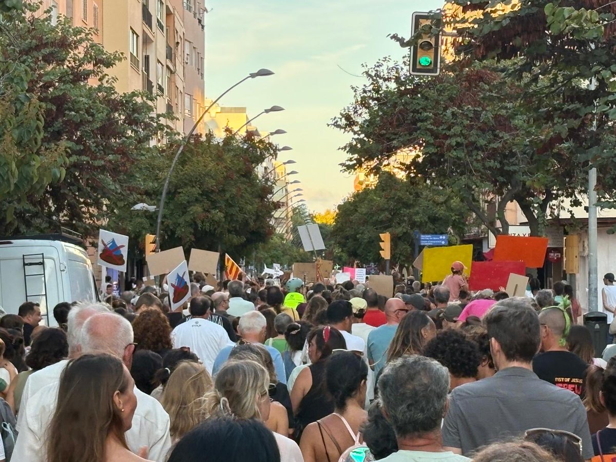 Alex_Pitaluga's tweet photo. Eivissa avui ha estat un clam. No volem un aeroport més gran que permeti continuar augmentant el nombre de passatgers. 
L’aeroport no pot ser un instrument per incrementar la pressió turística sobre una illa que ja està saturada. https://t.co/lwEybOTdZK