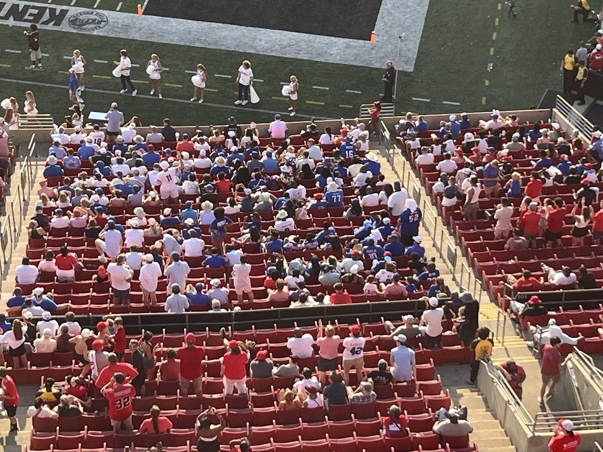 DaVille34's tweet photo. @DeanRalsky @SMUMustangsOn3 SMU section in the 3rd quarter.  
200 maybe? https://t.co/M9SGiMTCvk
