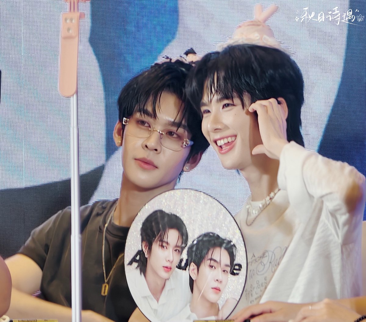 xiaoshilovesave's tweet photo. auau卖萌 vs auau耍酷

OCEAN WHISPERS TO AAS
#AuauSaveOceanWhispersFanSign
#auautnp #savewrg  #auausave https://t.co/4AWW2givkQ