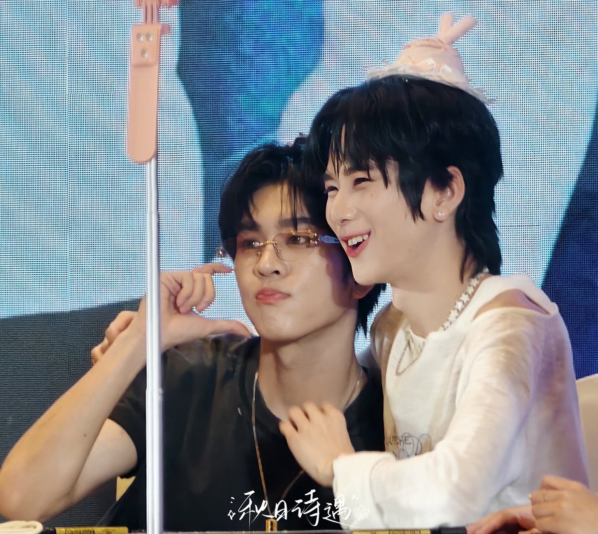 xiaoshilovesave's tweet photo. auau卖萌 vs auau耍酷

OCEAN WHISPERS TO AAS
#AuauSaveOceanWhispersFanSign
#auautnp #savewrg  #auausave https://t.co/4AWW2givkQ