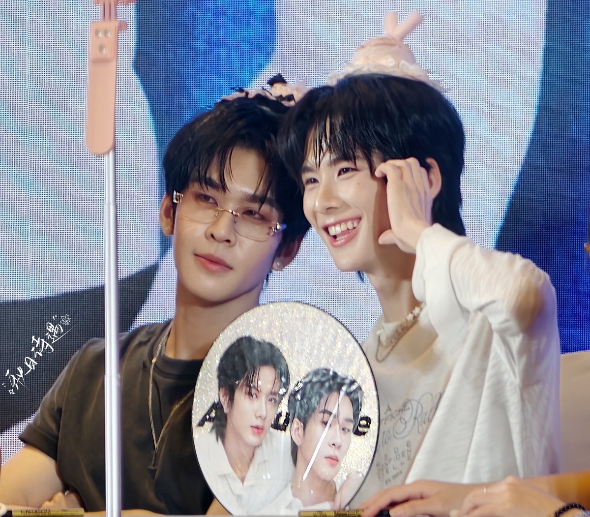 xiaoshilovesave's tweet photo. auau卖萌 vs auau耍酷

OCEAN WHISPERS TO AAS
#AuauSaveOceanWhispersFanSign
#auautnp #savewrg  #auausave https://t.co/4AWW2givkQ