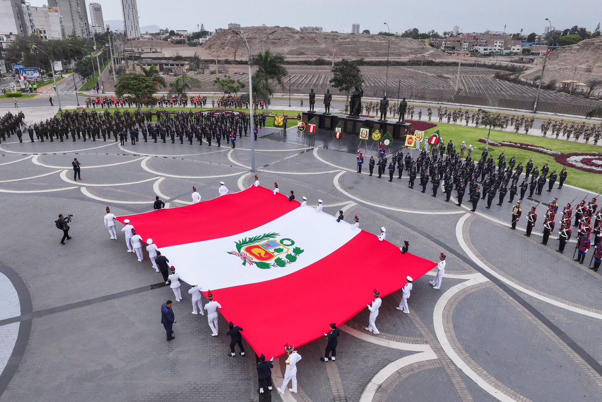 presidenciaperu's tweet photo. La presidenta Keiko Fujimori anunció que se tomarán todas las decisiones necesarias para restablecer el orden y la paz en el país, durante la ceremonia por el Día de las Fuerzas Armadas, realizada en la Plaza a la Bandera, en Pueblo Libre.

La mandataria destacó el papel del Ejército, la Marina de Guerra y la Fuerza Aérea en la defensa de la soberanía y el apoyo a la población ante emergencias. Asimismo, rindió homenaje a sus integrantes caídos en cumplimiento del deber.