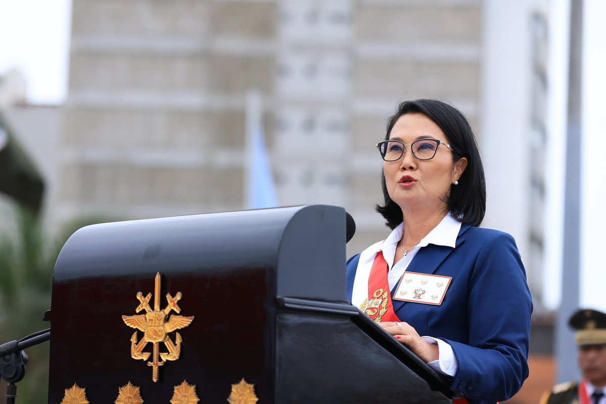 presidenciaperu's tweet photo. La presidenta Keiko Fujimori anunció que se tomarán todas las decisiones necesarias para restablecer el orden y la paz en el país, durante la ceremonia por el Día de las Fuerzas Armadas, realizada en la Plaza a la Bandera, en Pueblo Libre.

La mandataria destacó el papel del Ejército, la Marina de Guerra y la Fuerza Aérea en la defensa de la soberanía y el apoyo a la población ante emergencias. Asimismo, rindió homenaje a sus integrantes caídos en cumplimiento del deber.