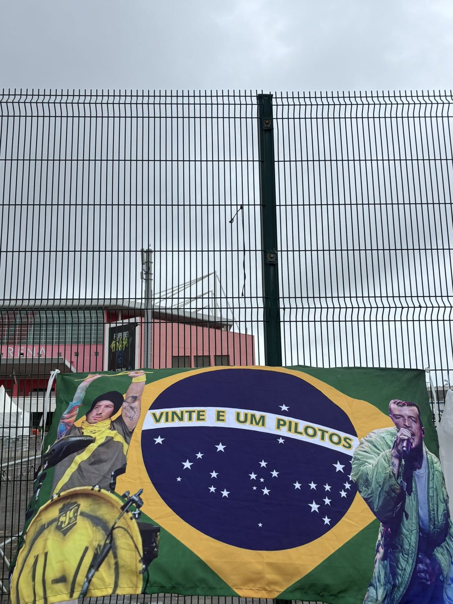 lucaonpilots's tweet photo. queria voltar pra esse momento https://t.co/j8GpBLlrI4