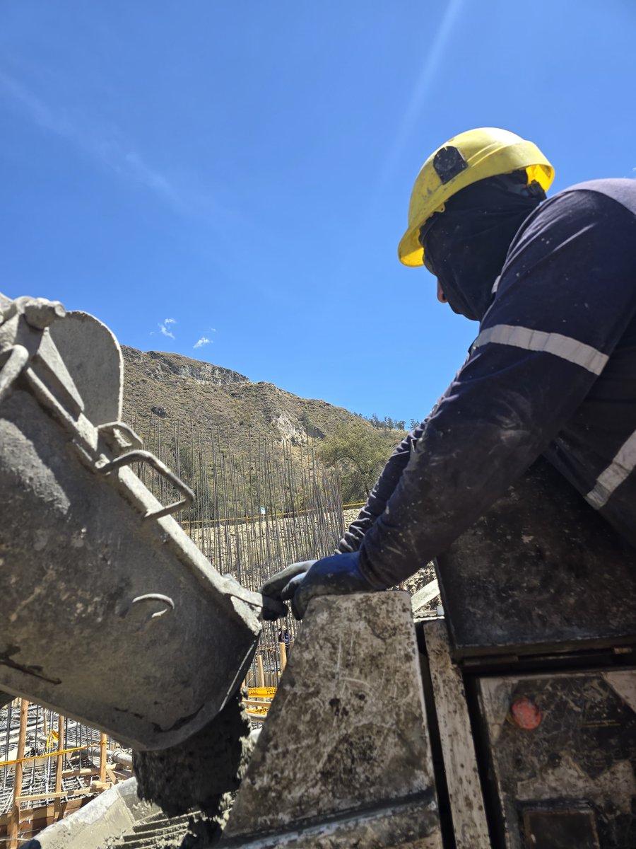 ETAPAOficial's tweet photo. 👷‍♂️🦺 ¡La PTAR Guangarcucho, se construye con seguridad!

Mientras avanza la construcción de la Planta de Tratamiento de Aguas Residuales, fortalecemos las acciones de prevención y salud ocupacional para proteger a quienes hacen realidad este importante proyecto. 🏗️💧

✅ Capacitación, prevención y equipos adecuados son parte fundamental de cada jornada.

✅Porque cuidar a nuestros trabajadores también es construir el futuro de Cuenca.

#QueCuencaNosUna 💫
@AlcaldiaCuenca1