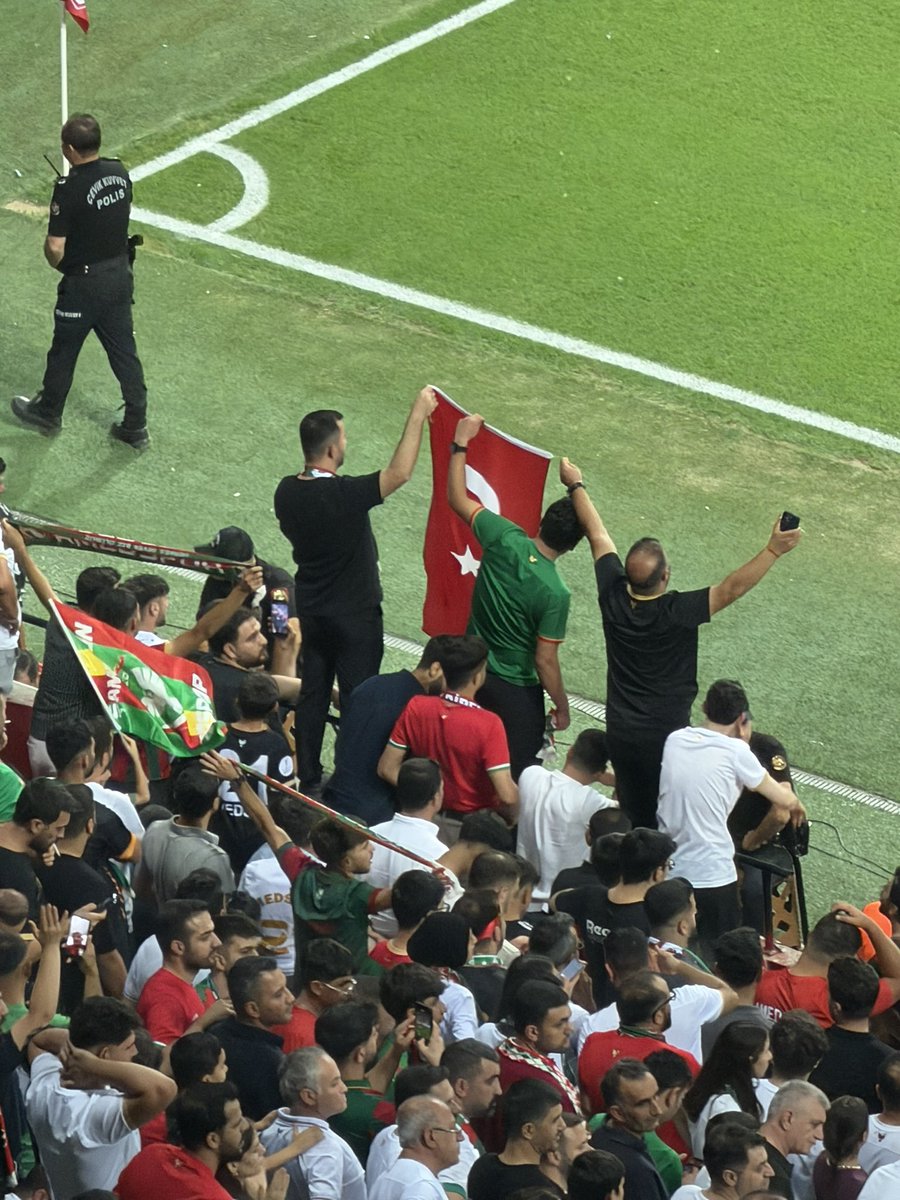 turkhafiza2's tweet photo. Türk Bayrağı açan Amedspor taraftarlarını gözlerinden öpüyorum. Bizim bu ülkeye aidiyet hisseden hiç kimse ile sorunumuz yoktur, olamaz. https://t.co/8Qb4Q8sPKE