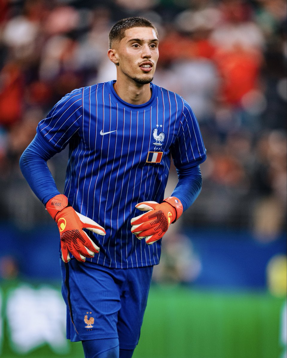 equipedefrance's tweet photo. Après échange entre le staff médical de l’Équipe de France et du RC Lens, Robin Risser, amoindri physiquement, ne rejoindra pas le groupe pour le stage et ces 4 matchs des Bleus en 11 jours.

Il est remplacé par Jean Butez 🧤 https://t.co/3GFHkPnCID