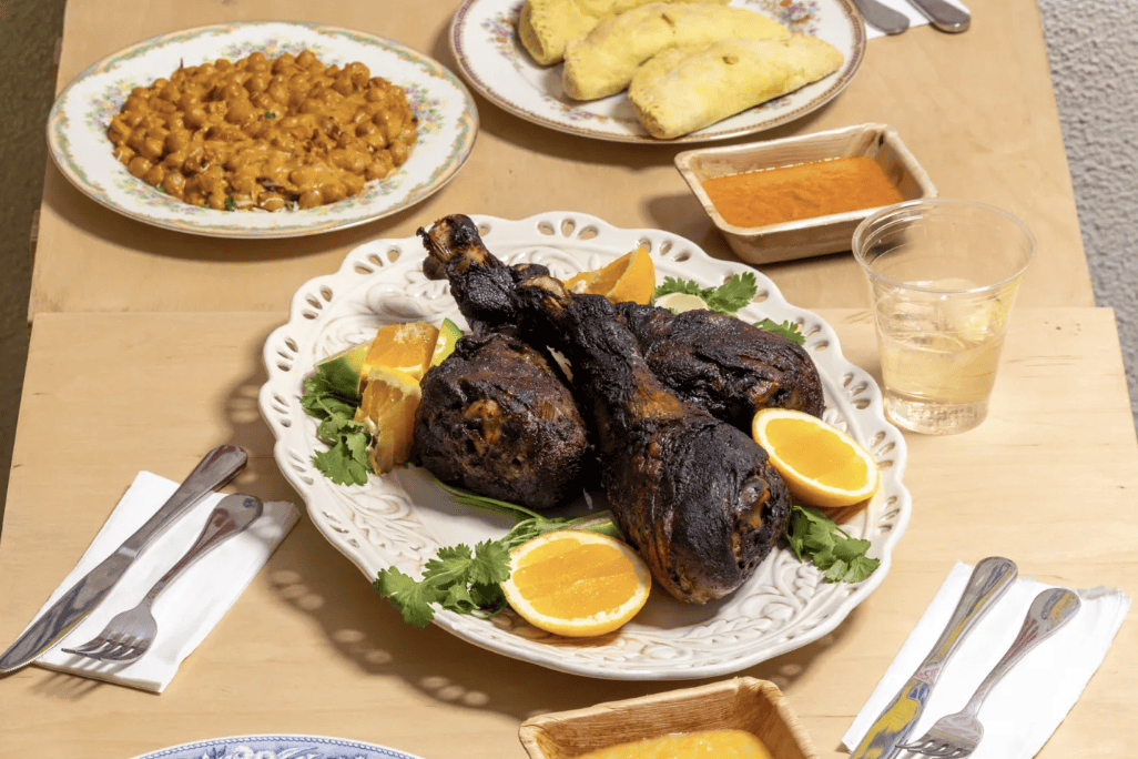 aered295557's tweet photo. Festive Turkey Dinner Alert! Juicy roast turkey, cranberry sauce and all the trimmings for your holiday feast—order yours before they’re gone! https://t.co/keCnNd6cE5