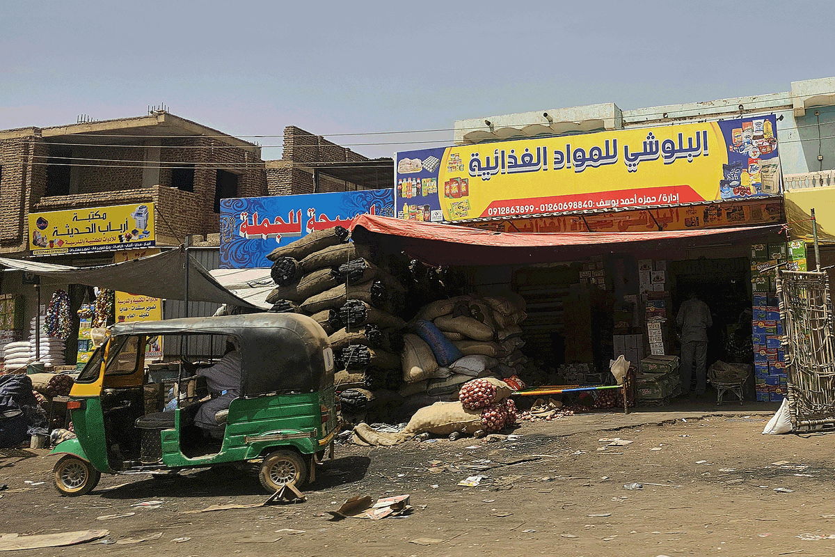 emanahmeed97's tweet photo. القدرة الشرائية في السودان ما زالت بتتأثر مع تقلبات أسعار العملة الصعبة، والجنيه السوداني بواجه ضغوط كبيرة، وده انعكس بصورة مباشرة على أسعار السلع وتكاليف المعيشة للمواطنين 💸📉

#الاقتصاد_السوداني
#السودان https://t.co/Q7BGQorgET