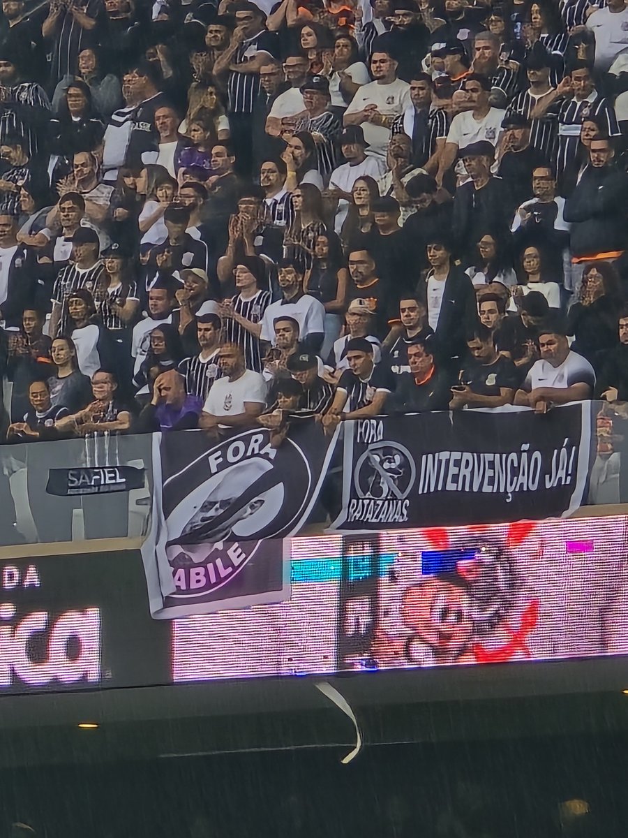 itsliim_a's tweet photo. faixa em apoio a Safiel e bandeiras pedindo a saída de Osmar Stabile do Corinthians e intervenção judicial estendidas no setor leste superior. https://t.co/YTJrV1oWkm