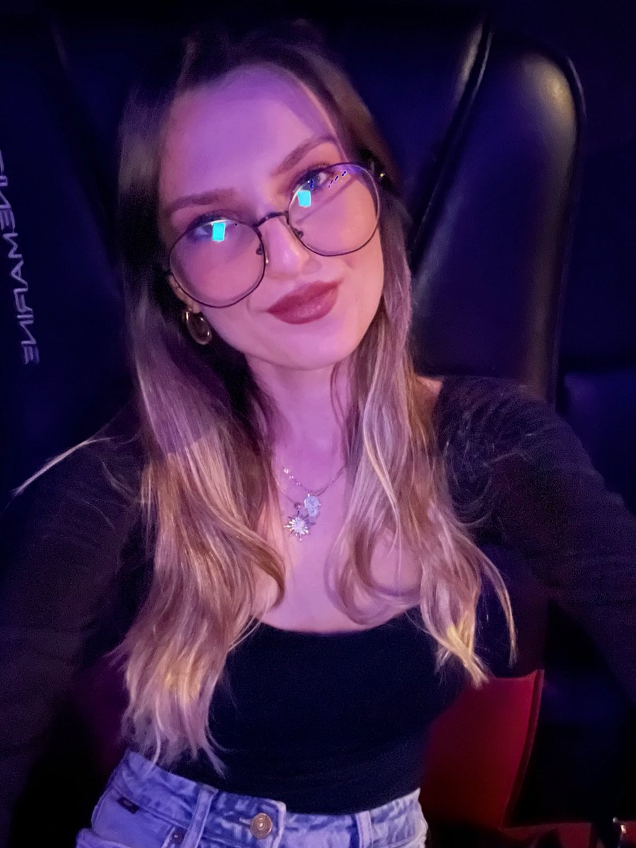 falavinya's tweet photo. Sonunda Resident Evil izlemeye gidebildim oyundan bağımsız izlerseniz güzel bir zombi filmi yer yer göndermeler var fakat oyunu oynayanlar çok bir beklenti içerisinde gitmesin leon kennedy’i üzersiniz.. https://t.co/S7XUP8x4p1
