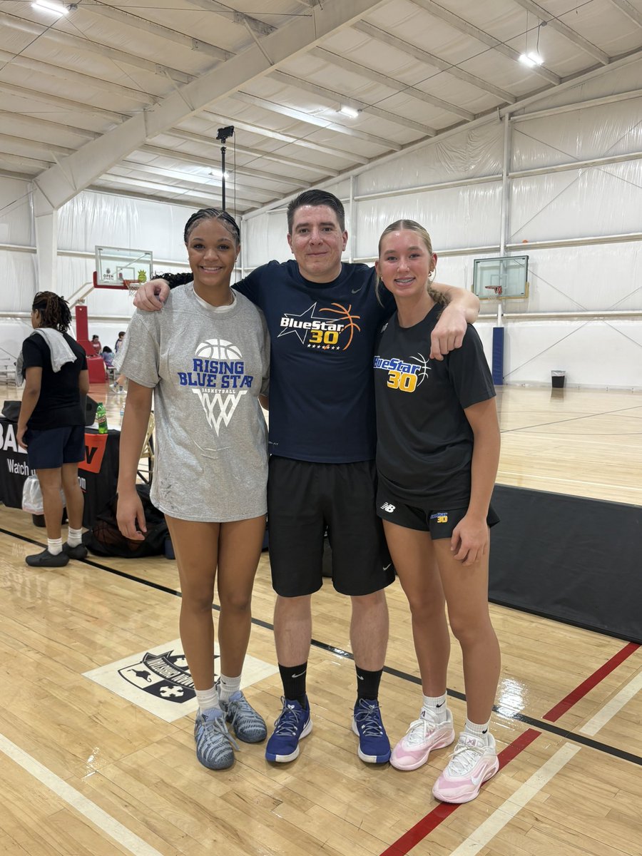 BlueStar30s's tweet photo. Always great having some of our 30s in the building for @risingbluestar1 Camps!

Today in Alabama we had @KaylaVarpness and Braelyn Castille

#30things https://t.co/dxfRewBqUT