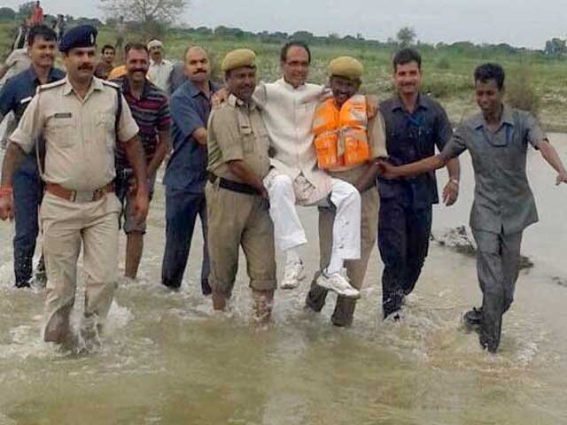 Neerajjha95's tweet photo. @ChouhanShivraj Ye kaha ja rhe ho comedy krne ky @ChouhanShivraj https://t.co/yFGv0ojdRf