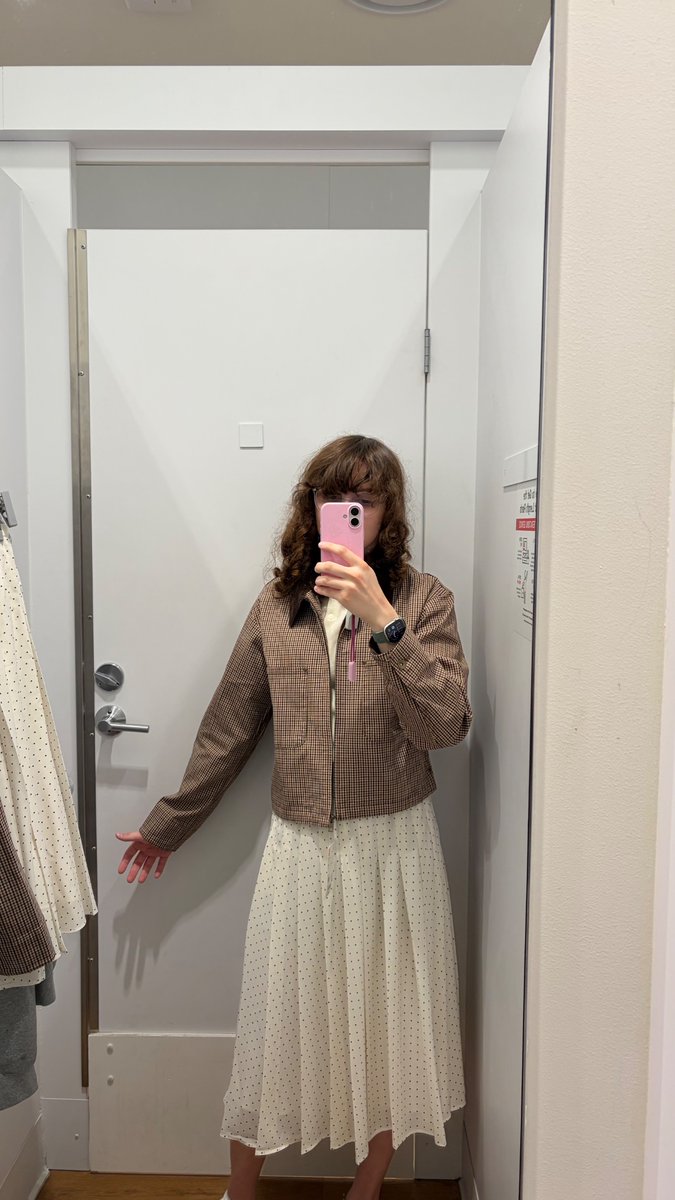 verdantVerity_'s tweet photo. i wanna wear more fem clothes but im scared of just looking like a guy pretending to be a girl,,,, do i pass at all,,, https://t.co/GYsx68wDSb