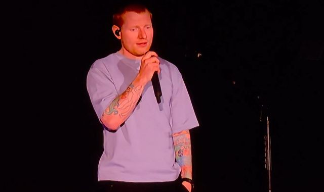 Apu_elrojo's tweet photo. Ed Sheeran hizo sus declaraciones sobre el genocidio mirando a una pantalla donde le habían escrito lo que tenía que decir.

Es un producto de mercado sin personalidad. Se merece una cancelación total. https://t.co/PutR1AqCJr