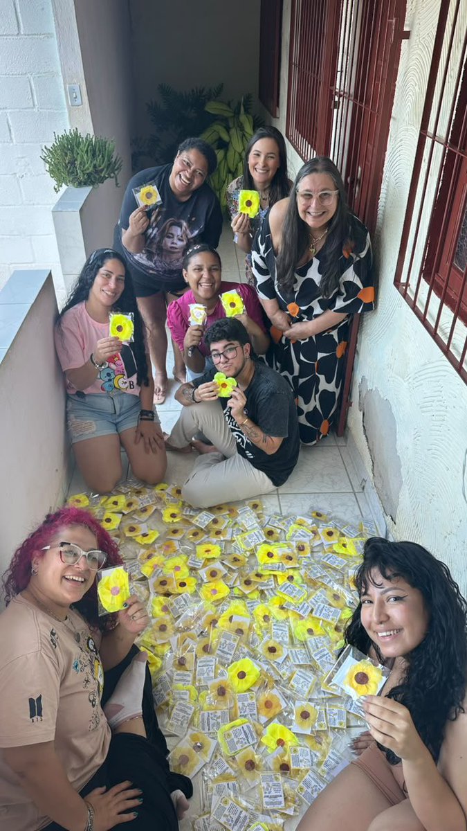 floresparajimin's tweet photo. 🌼 ENCONTRINHO FLORES PARA JIMIN

Recebemos registros dos nossos voluntários no Espírito Santo, que se reuniram para colocar a mão na massa na produção das flores! 🥹

Até o momento, eles já produziram 430 flores, e a produção continua!

Obrigada a todos que estão fazendo parte desse projeto com a gente! 💛