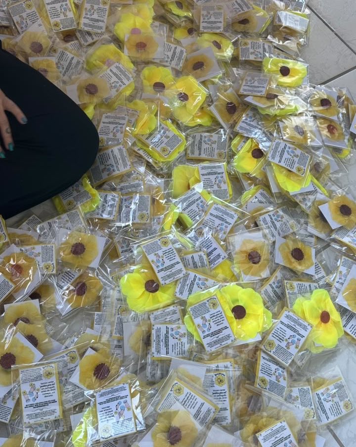 floresparajimin's tweet photo. 🌼 ENCONTRINHO FLORES PARA JIMIN

Recebemos registros dos nossos voluntários no Espírito Santo, que se reuniram para colocar a mão na massa na produção das flores! 🥹

Até o momento, eles já produziram 430 flores, e a produção continua!

Obrigada a todos que estão fazendo parte desse projeto com a gente! 💛