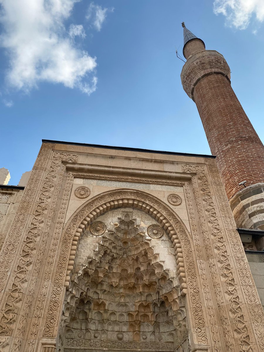 epiksuu's tweet photo. Taşa, ahşaba bu şekli verenler nice gönüllere de dokunmuştur muhakkak. 🌷
📍 Eşrefoğlu Camii https://t.co/5GyX2wrOUv