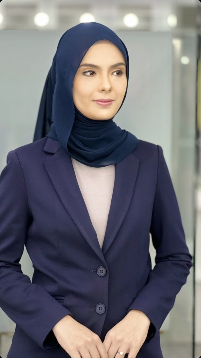 satin_leather10's tweet photo. From DM #asian #newspresenter #formalsuit #silk #hijab #jilbab https://t.co/9wpT3AjRB8