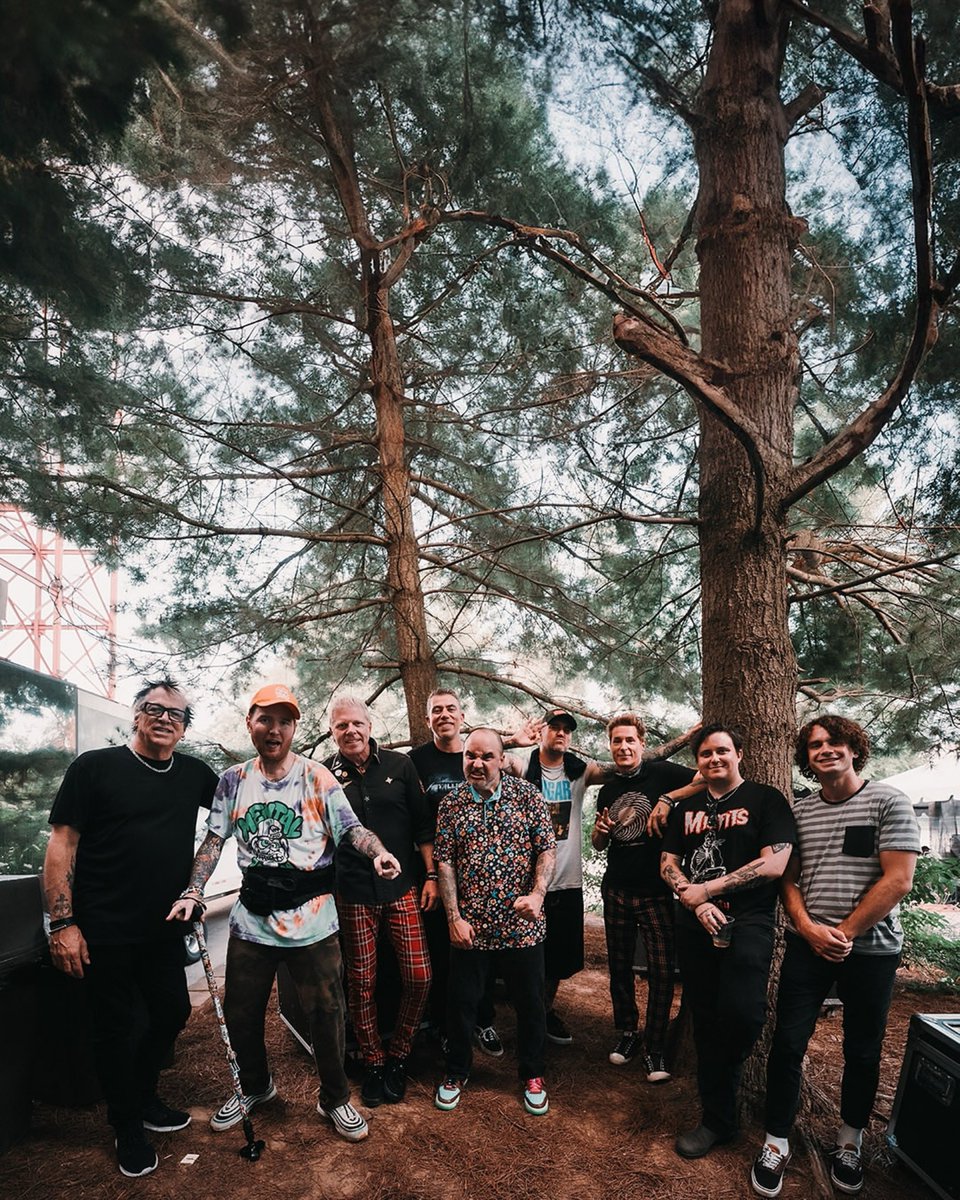 offspring's tweet photo. Today, the world lost a legend. RIP Chad 💔 @newfoundglory https://t.co/zJo6sDdEUL