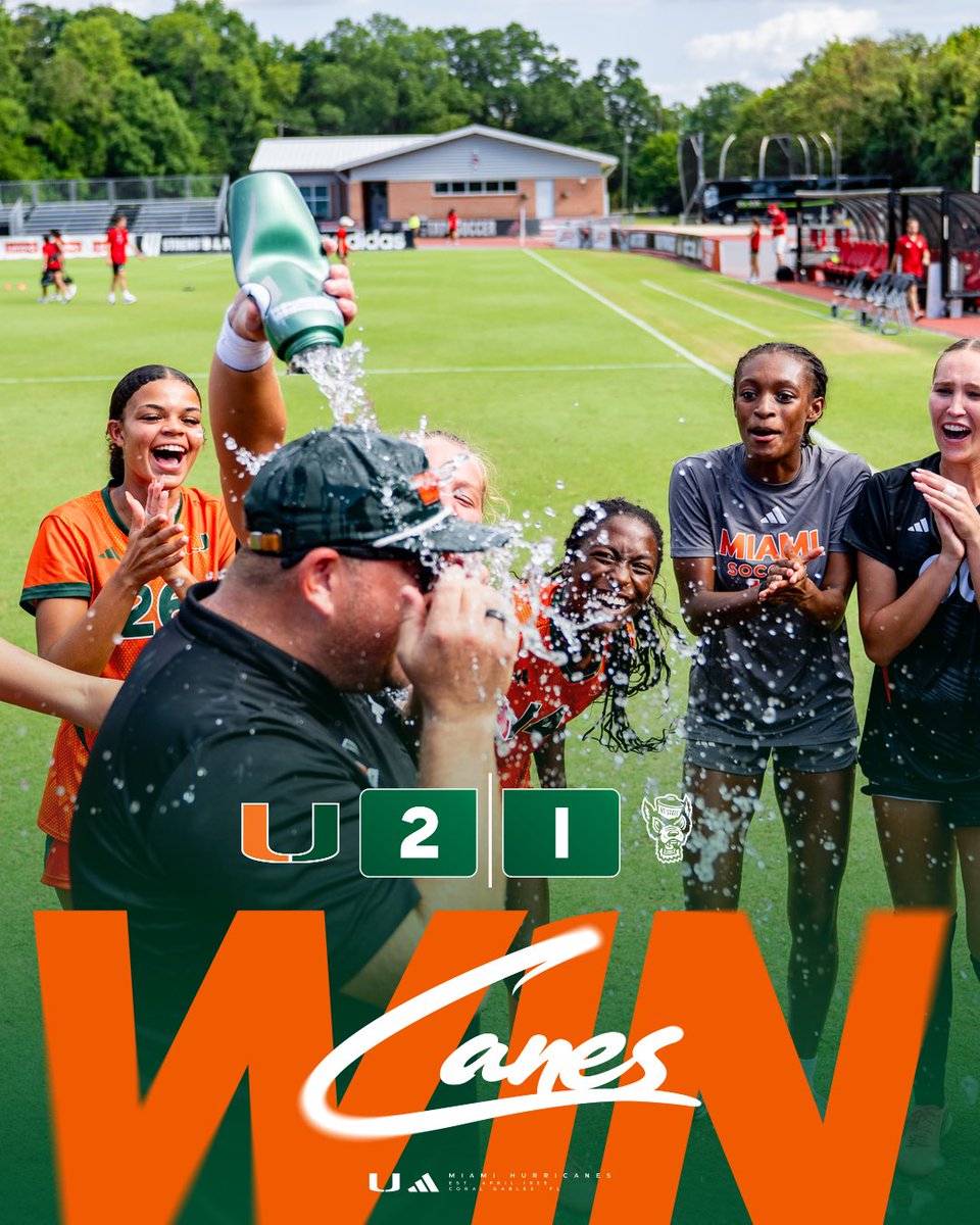 CanesFutbol's tweet photo. Sunday splash courtesy of the Canes🤪 

@MiamiHurricanes | @KenMasuhr_Jr https://t.co/lyEgXkboWu