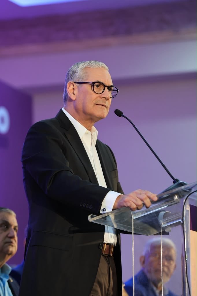 AlFrenteGC's tweet photo. Ante más de mil dirigentes nacionales del PLD,  @GonzaloCastillo presentó su visión sobre los principales desafíos del país: costo de la vida, seguridad, corrupción, apagones, empleos, educación, salud y servicios públicos.

#DirigentesPLDconGonzalo
#VamosConTo https://t.co/Qq5jC7A1sI