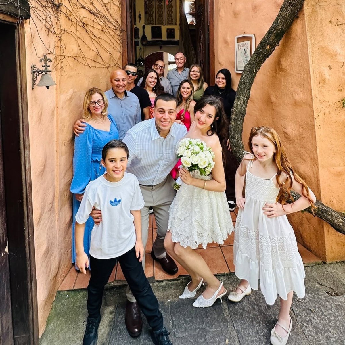 wayupjennIE's tweet photo. a laura seraphim casou e só descobriram pq o restaurante postou td nos story      e ela está lindíssimaaa https://t.co/5VZ25Qj8F3
