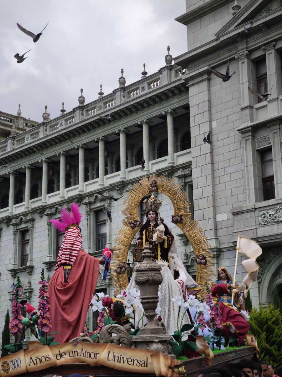 dafarchi's tweet photo. #VirgenDelCarmen | Procesión extraordinaria de #Nuestra #Señora del #Carmen de la #Rectoría del Carmen por los 775 años de la entrega del escapulario y 300 años de la fiesta de la #Virgen del Carmen💐
 #ProcesionesGT https://t.co/J70hMVA6fm