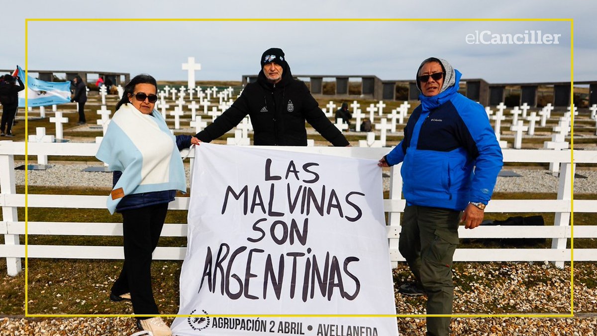 elcancillercom's tweet photo. [SOCIEDAD] En el cementerio Darwin de las Islas Malvinas, excombatientes y familiares de soldados caídos en la guerra desplegaron una bandera inspirada en la que mostraron los jugadores de la Selección durante el Mundial. https://t.co/8kCYujIOap