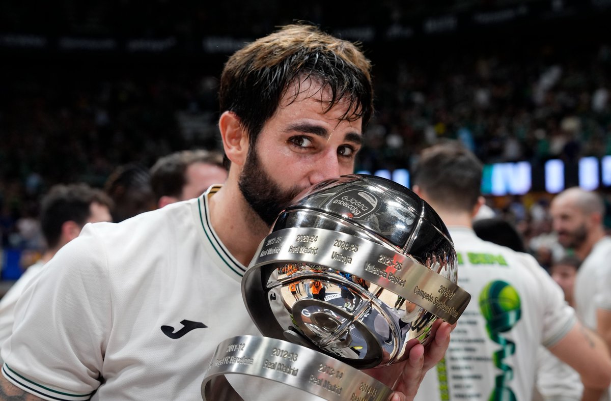 GIGANTESbasket's tweet photo. 😙🏆 @rickyrubio9 

📸 acb Photo / M. Pozo https://t.co/pwwJWqgnzv