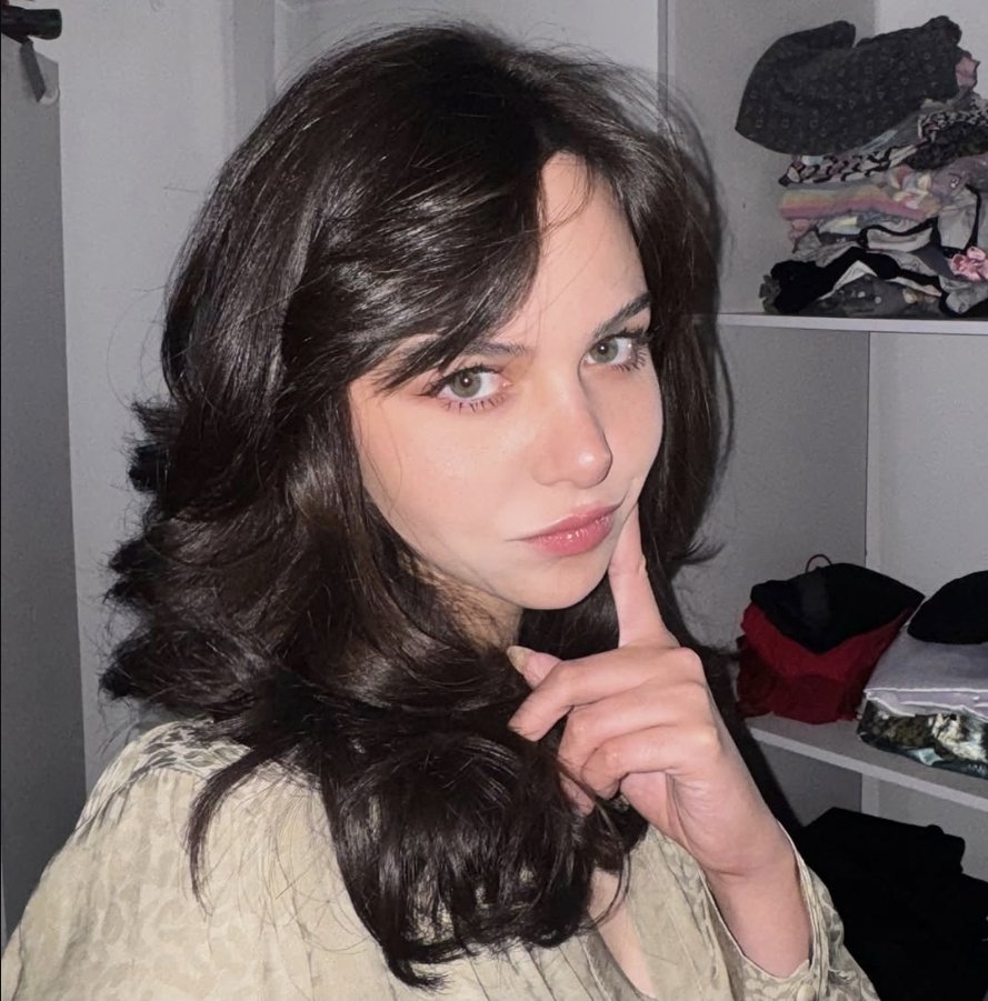 who1slally's tweet photo. gente eu tô APAIXONADA nas novas fotos da lore pqp https://t.co/MzvO6idSS2