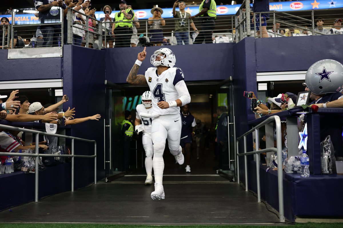 dallascowboys's tweet photo. might be the coldest Floating Dak yet 🥶

#WASvsDAL | #DallasCowboys https://t.co/PrCClbLucC