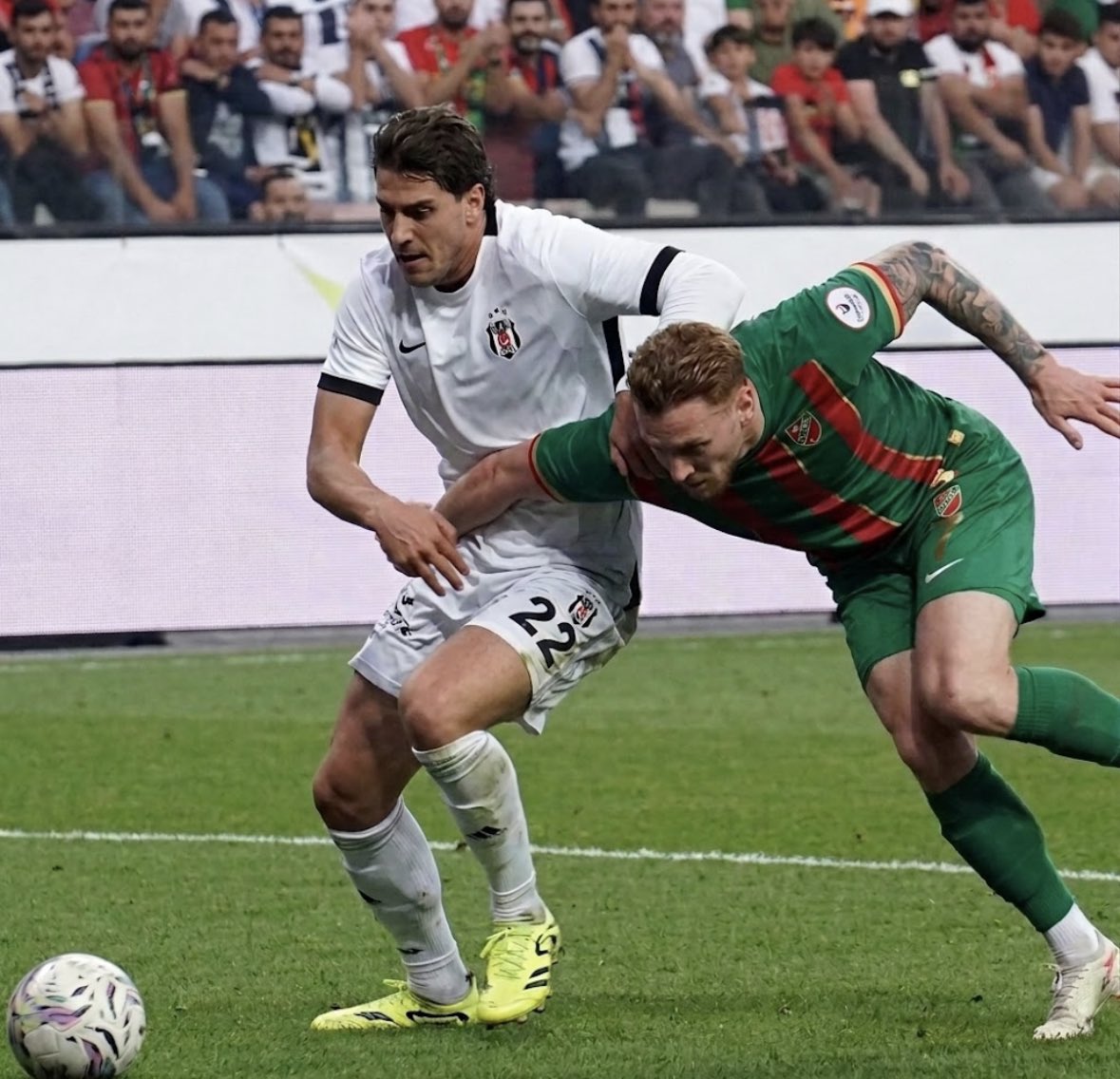 furkanngulsen's tweet photo. Rakibe 2 net kırmızı kartı, 2 net penaltımız verilmedi, halâ futbol konuşan var, bırakın futbolu önce Beşiktaş’ın hakkını savunun https://t.co/QAZ7yzIOy5