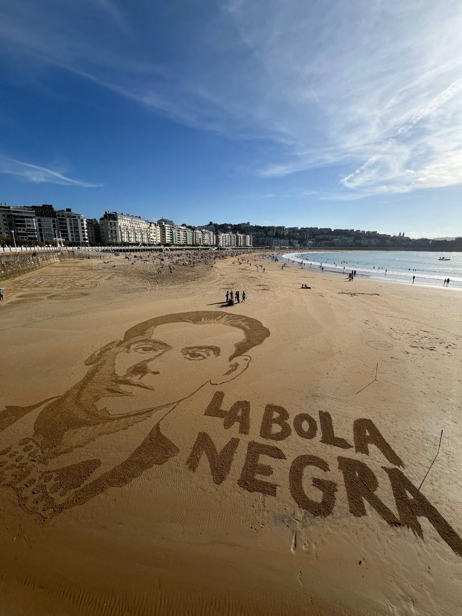 ElasticaFilms's tweet photo. Federico García Lorca sobre la arena de la playa de la Concha. 

#LaBolaNegra 💘 San Sebastián 

#74SSIFF https://t.co/IXJsZtbvKK