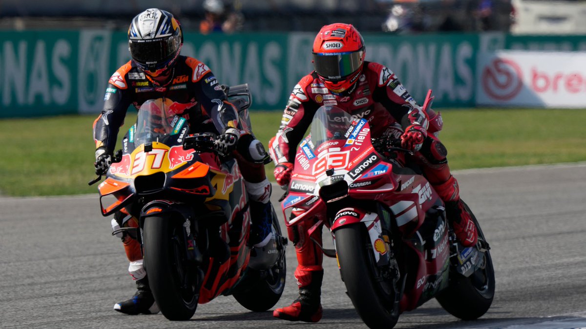 RuizSantaclara's tweet photo. Este finde le han preguntado a Marc sobre Pedro, que será compañero suyo de equipo el año que viene, le han recordado que siempre ha vencido a sus compañeros, Pedrosa, Lorenzo, Pecco, al ser preguntado si piensa que será lo mismo con Pedro ha dicho:

“No. Creo que es el tipo que puede vencerme”