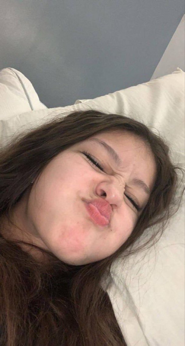 Keacolissx's tweet photo. drunk rn who wants to see what i look like 🤭 https://t.co/3t99Znn0GD