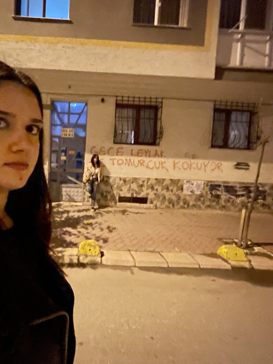 Melisyaldzz's tweet photo. yaz tatilinin son kahveleri icildi 
kulakliklarimizda calan blok3 esliginde neden boyle oldu dedirten konusmalarla eve dogru yüründü 
sonrasinda erkekleri kapattik ve gereksiz dramimiza gülerek son verdik 
bu geceye puanim 10 
@ayln04 https://t.co/aqOz32BgVU