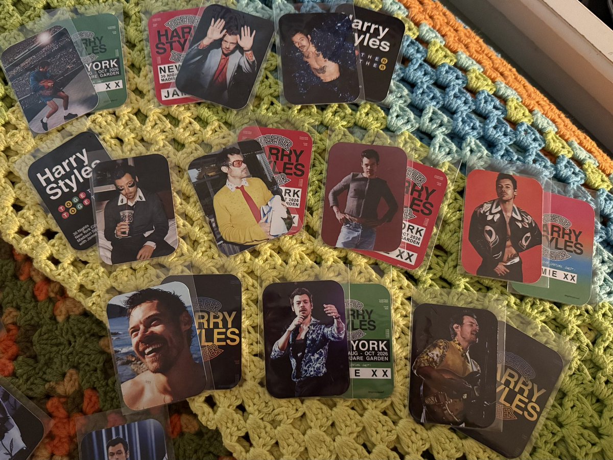 foreverandamour's tweet photo. hello!! if i have any harry oomfs that were at msg nights 10 or 11, or even if not and u want a photocard or two, let me know! i have like 30 leftover 😭 https://t.co/mpGvw6jvXN