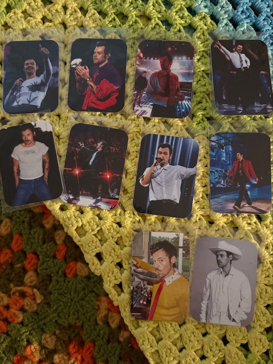 foreverandamour's tweet photo. hello!! if i have any harry oomfs that were at msg nights 10 or 11, or even if not and u want a photocard or two, let me know! i have like 30 leftover 😭 https://t.co/mpGvw6jvXN