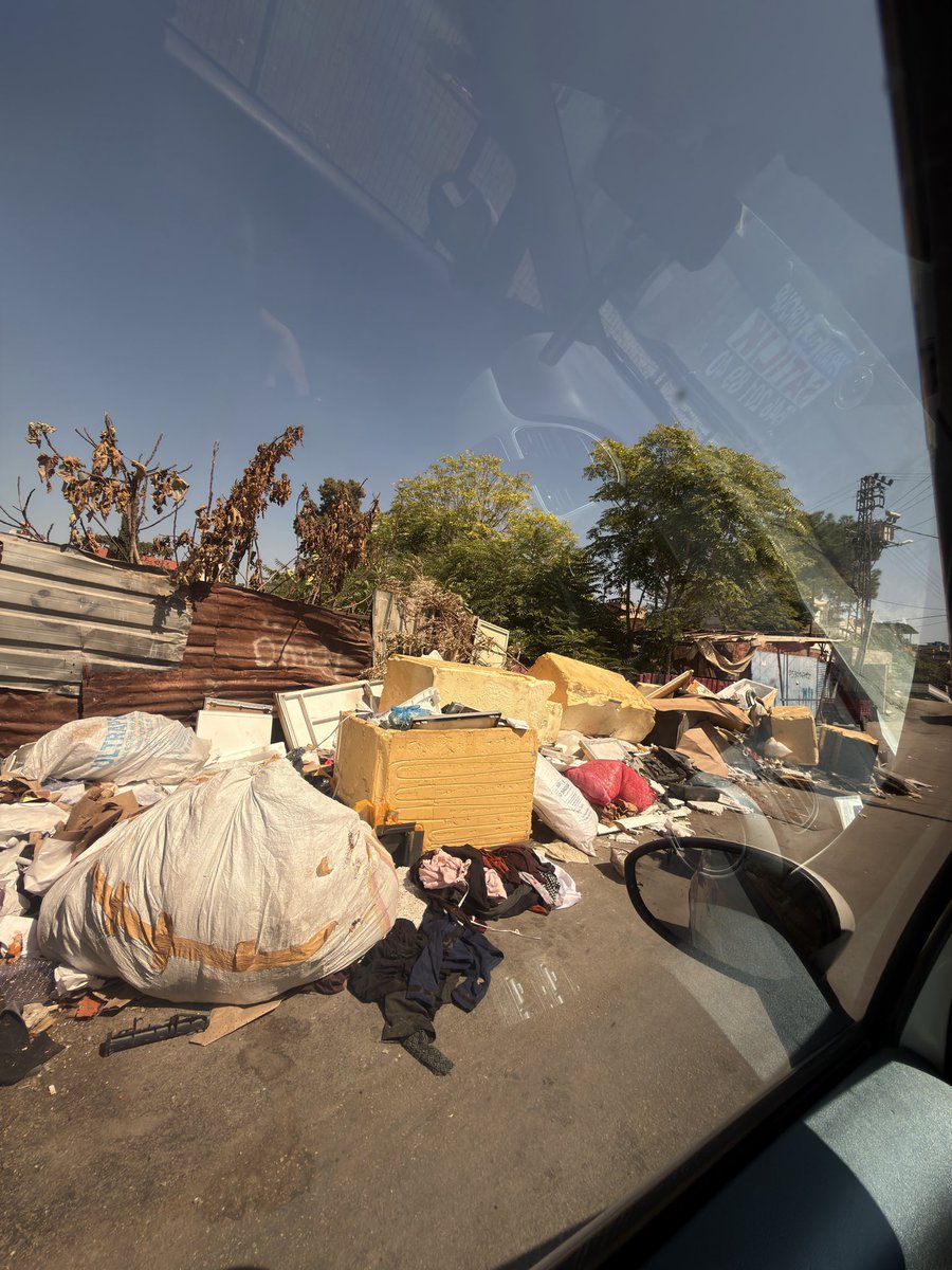 lagerthaki's tweet photo. Hurdacının aylardır yolu çöpleriyle işhal ettiği mahallem için Yenibey mah 18081 sok okul yolu sokağındaki tüm mahalle sakinleri hurdacıdan şikayetçiyiz acil gereğini yapmanızı rica ediyorum 
@SeyhanBelediye https://t.co/eLVB29fLpc
