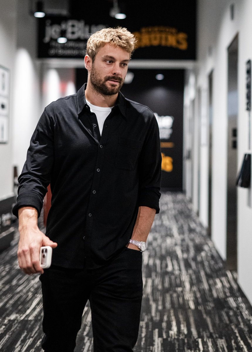NHLBruins's tweet photo. The boys have arrived. https://t.co/DUew8BRkCl