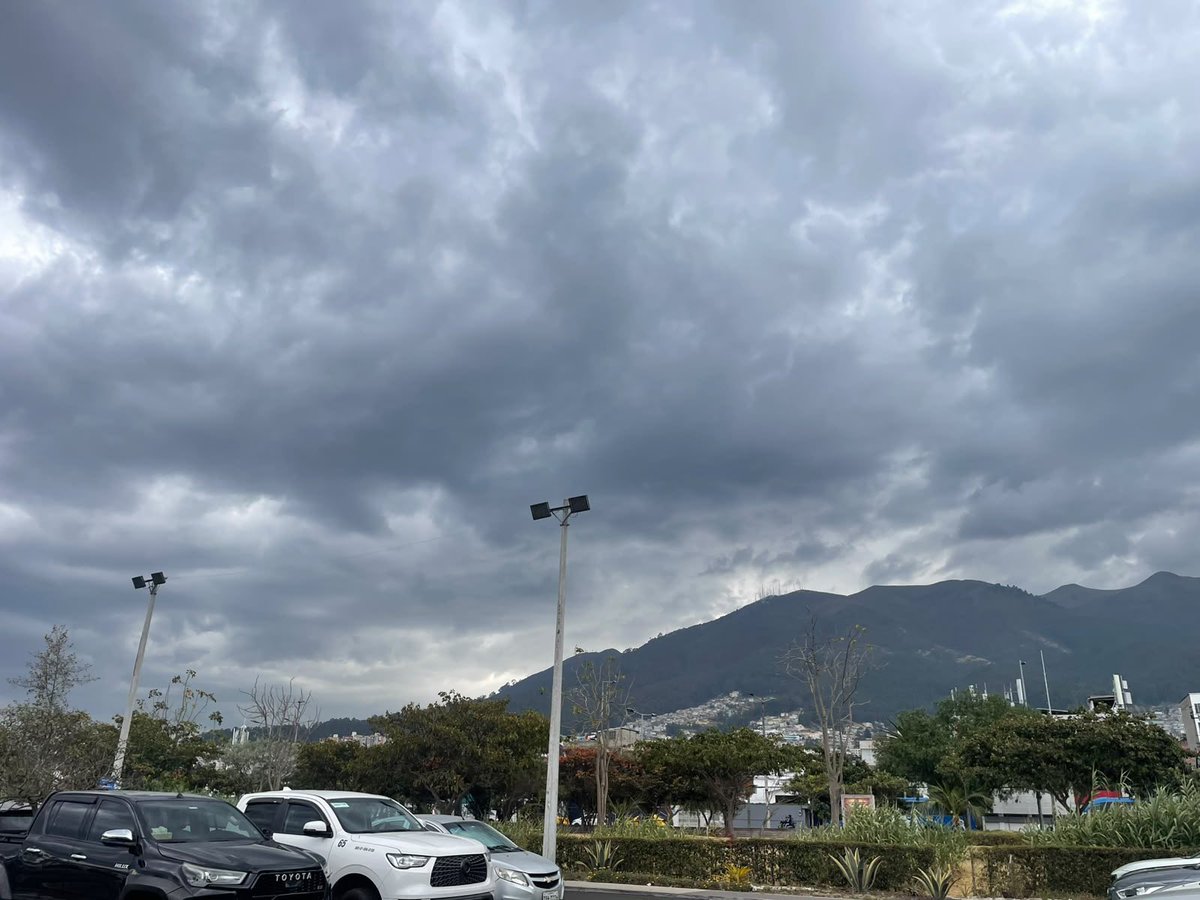 lahistoriaec's tweet photo. Que llueva, que llueva. A esta hora, comienza a caer una llovizna en Quito, causando la esperanza que ayude a apagar los incendios forestales. https://t.co/u0qH982DdC