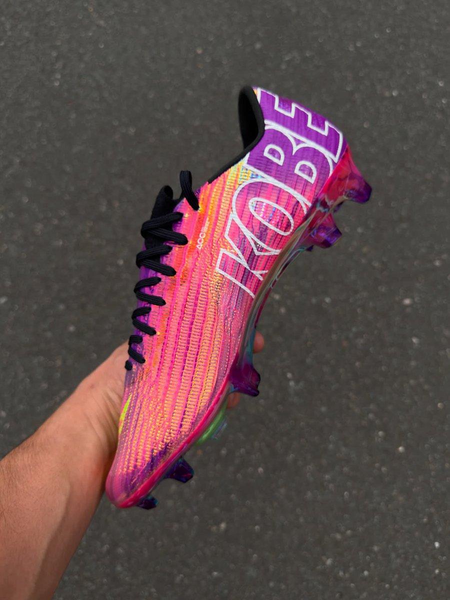 sneaker_sense's tweet photo. Kobe Bryant x Nike Mercurial Superfly 11 🐍⚽️ https://t.co/vYjHx8PbzG
