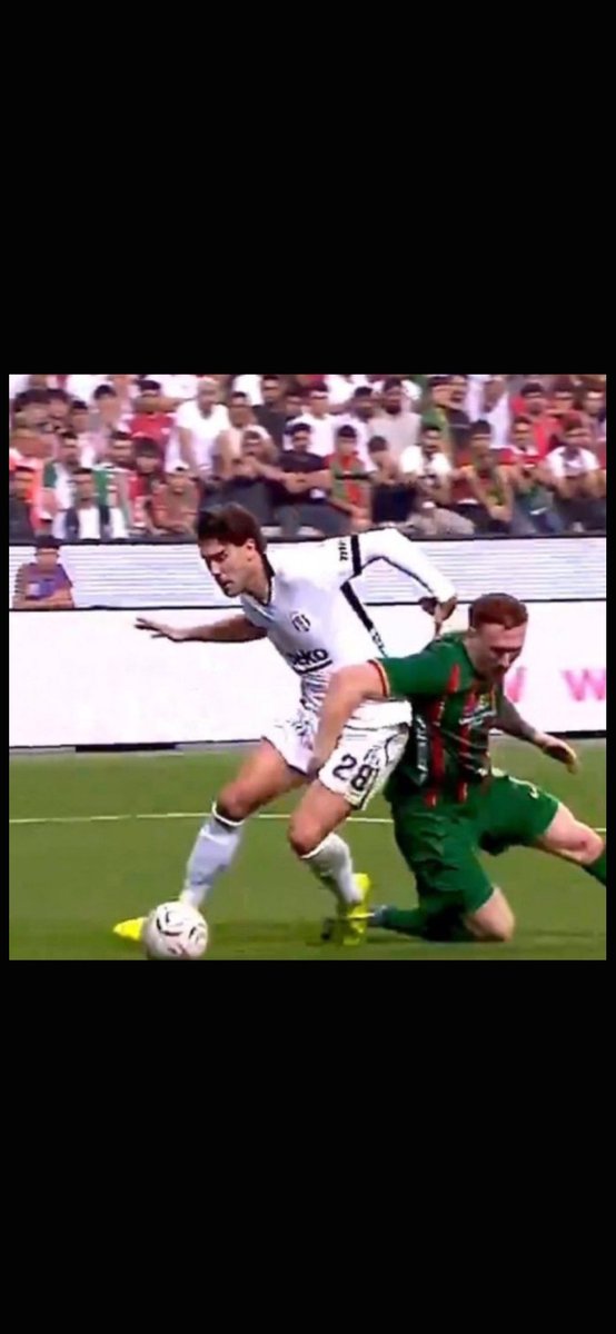 AsliRecete's tweet photo. @Besiktas Buna nasıl penaltı vermeyip amede faul verdi. İşte böyle doğrandık. 3.golde yine vlahovici 2 eliyle tüm gücüyle itip ayağına darbe alıyor ve yine penaltı verilmedo https://t.co/oKeS54ezuV
