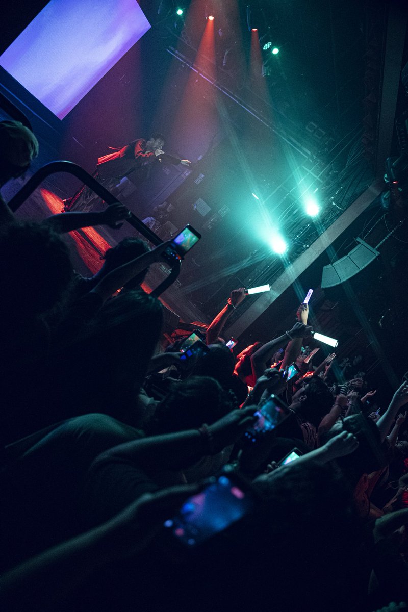 kazusou_oda's tweet photo. Esta noche por fin fue mi concierto en solitario en Barcelona.

¡Estoy muy, muy feliz de poder comenzar una nueva historia desde este lugar! Y quiero dar las gracias a todos los usuarios de Stand que vinieron a compartir esta noche conmigo —y, por supuesto, también a todos los que querían venir pero no pudieron hacerlo—. Estoy orgulloso de todos ustedes.

El tiempo que pasamos cantando juntos esta noche, sin duda, se convertirá en el valor que necesitaremos mañana.

¡Fue una noche increíble! Y la próxima vez, ¡vamos a superar incluso esto!

¡Volveré!
¡Gracias, Barcelona!

#Coda
#Barcelona
#jojo_anime
#JJBA