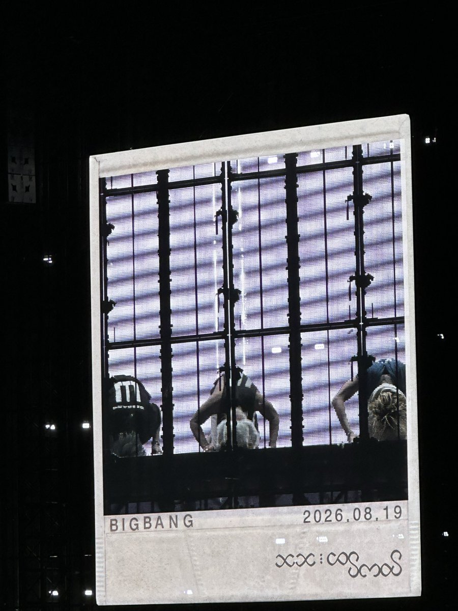 pmocouture's tweet photo. Best night of my life 💛
#COSMOSinParis 
#BIGBANG https://t.co/wsijJhHZkP