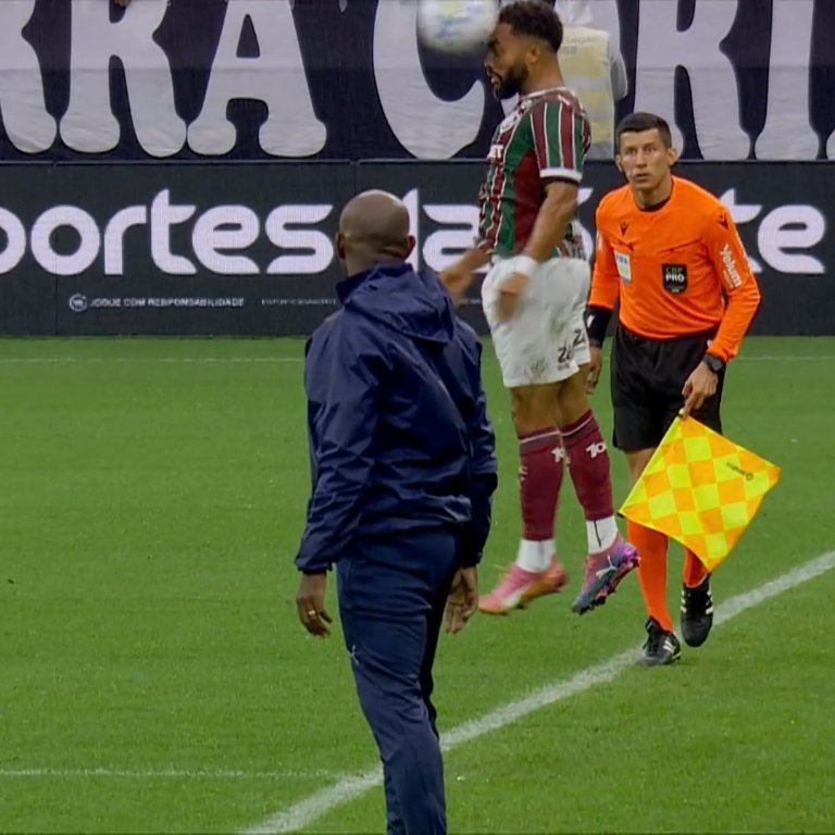 erroscontra's tweet photo. Bola saiu e linha manipulada.

O combo do gol do Fluminense que o GAÚCHO Daniel Nobre Bins ignorou no lance.

Colocaram um VAR gaúcho para tentar ajudar os gaúchos do z4. https://t.co/hi3bQDPM0u