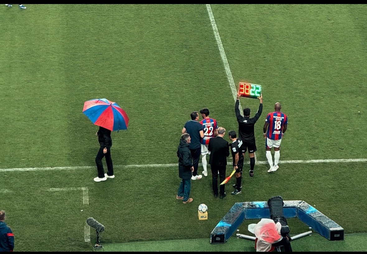 knoblixeneize's tweet photo. Ganamos el partido cuando el ridículo de su dt se puso paraguas para no mojarse😂😂 https://t.co/WW52CeiTqZ