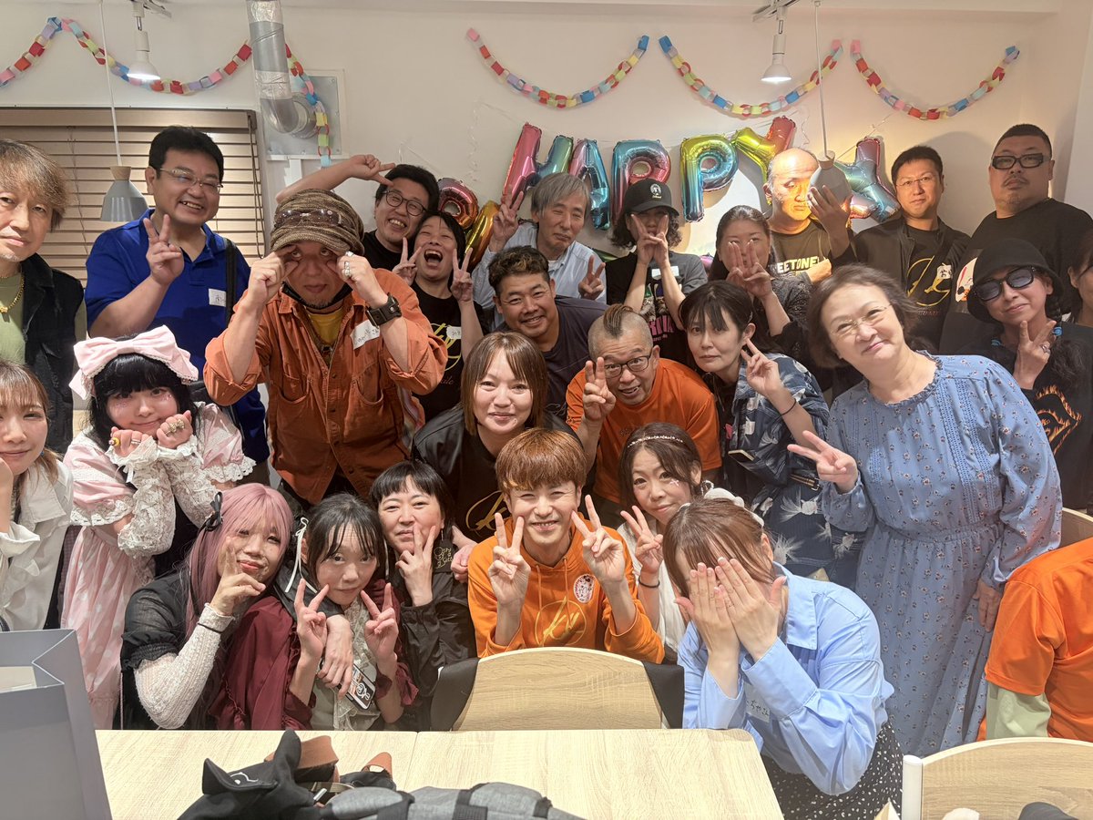 kawaxile_mgr's tweet photo. 昨日は皆様、雨の中ありがとうございました✨

予想以上に人が集まり32人😂
スタッフ二人は無謀すぎて社長も来てくれたり手伝ってくれた人もいたり……

でも終始かわちゃんがニッコニコで良かった！
写真これしかない…しかも切れてる
(撮影者:どらこ⚠️笑笑)

写真ある人リプに貼っていって下さい🥹 https://t.co/eIrtcyR4uE