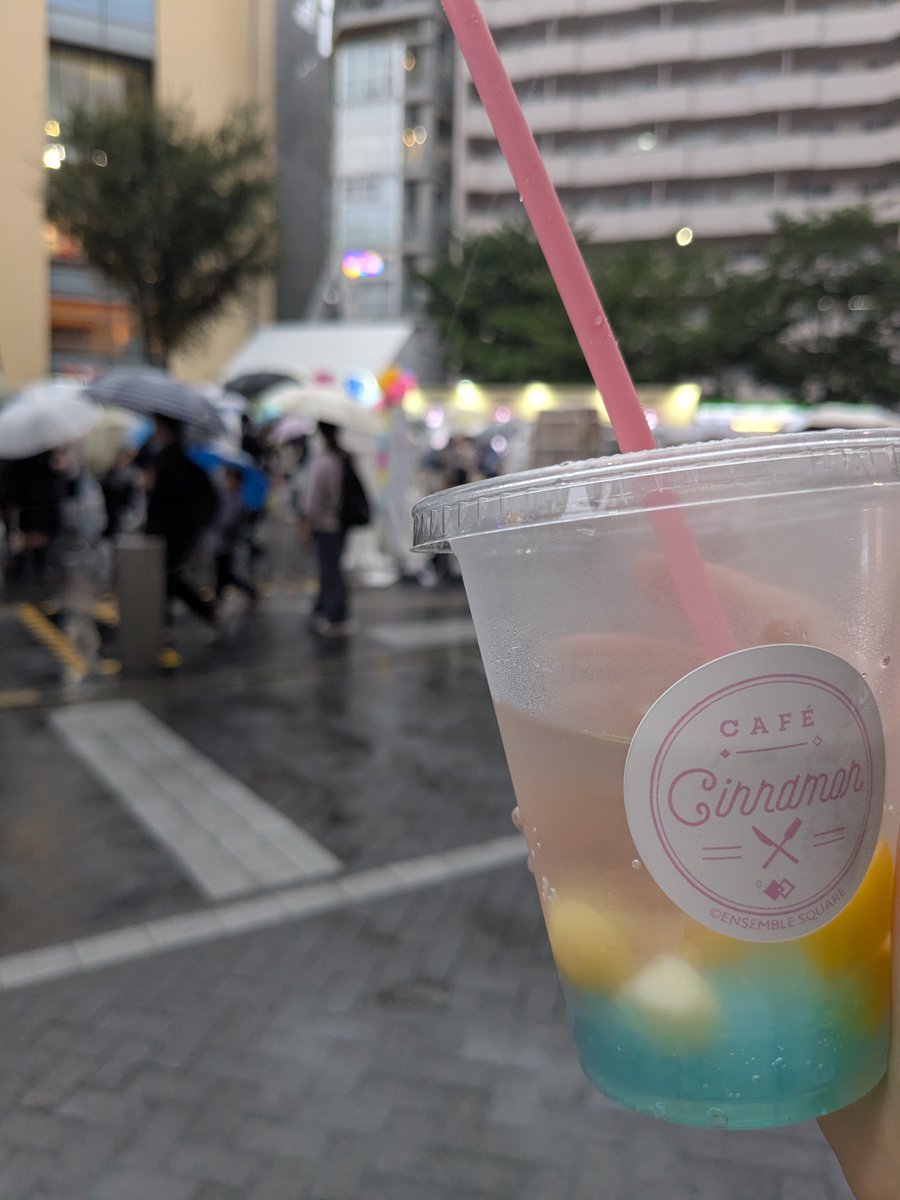 neneka531's tweet photo. 昨日星萌祭行ってきました♪
チュロス売り切れてたのでドリンクだけ買わせてもらいました🌟
かわいいし美味しかった♡
#あんスタ萌え萌え文化祭 https://t.co/8FCfiErLtQ